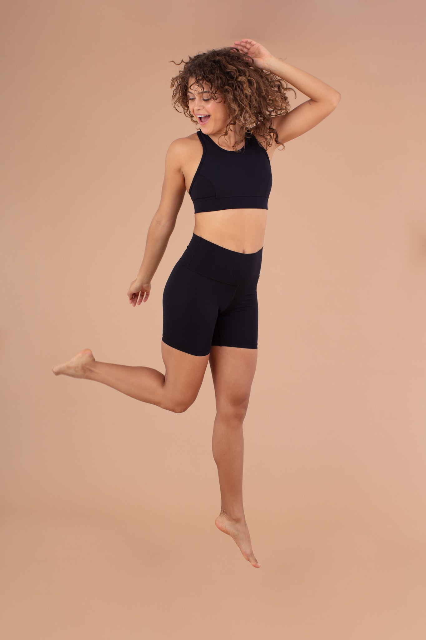 biker shorts de color negro para mujer